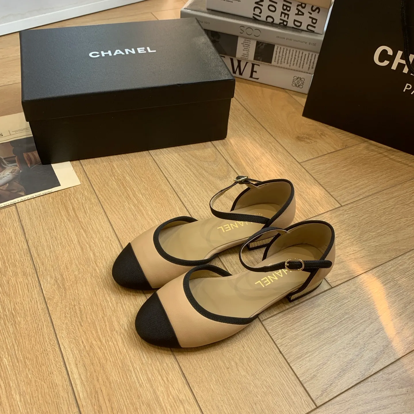 👟👟Ex-factory price 520👟👟 🍀Chanel Xiaoxiang 25ss early spring new model, diamond pattern, thick heel Mary Jane shoes, retro French elegance, full of high-end sense, diamond hollow Mary Jane sandals, a very popular pair of sandals recently! The exposed-leg design directly lengthens your legs! Very white fairy style. A complete interpretation of French romance! Soft and delicate, the foot feels 100% comfortable, beautiful and ultra-feminine at the same time, ▪Fabric: Made of original imported cowhide ▪Inner foot pad: sheepskin ▪Sole: Original customized Italian leather outsole ▪Size: 35-39 (40 41 custom-made, non-refundable) 👉